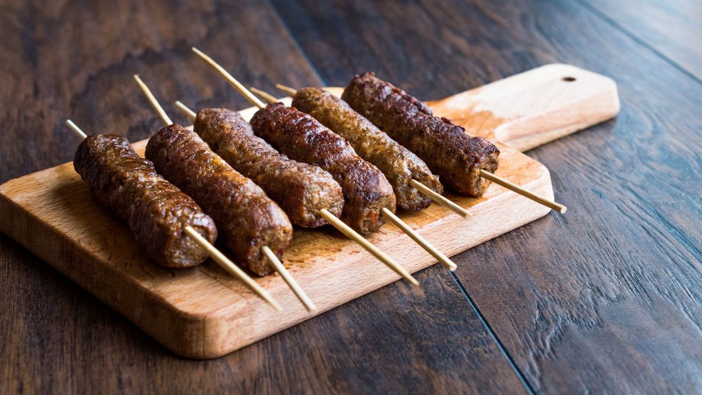 Balkanlardan Gelen Sımsıcak İnegöl Köftesi: Cevapçiçi Köftesi