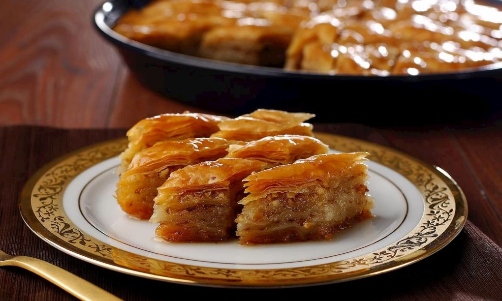 Bayrama Doğru Geleneksel Cevizli Ev Baklavası