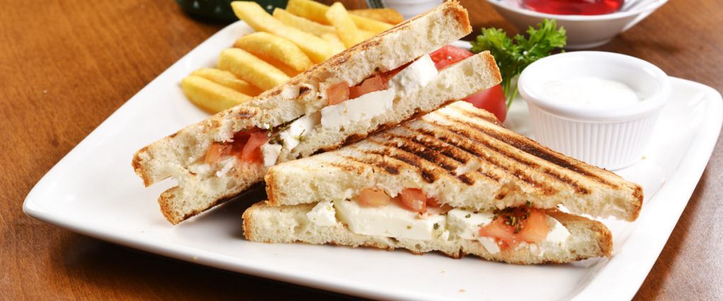 Beyaz Peynirli Domatesli Tost