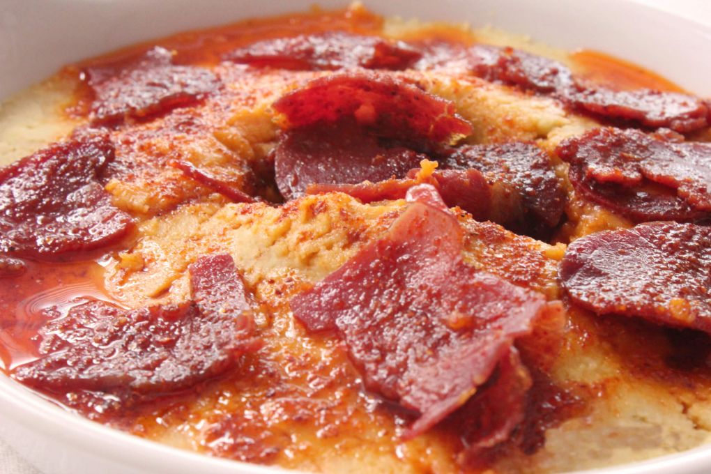 En Pratik Meze: Güveçte Pastırmalı Humus