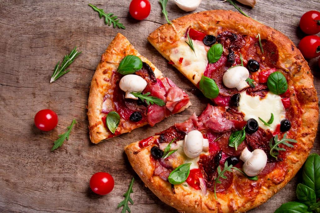 Ev Usulü Karışık Pizza