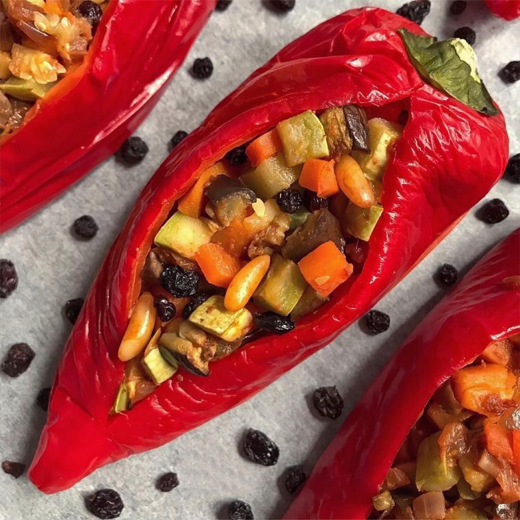 Fırında Sebzeli Közlenmiş Biber Dolması
