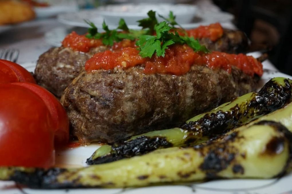 Görüntüsü Enfes Bir Yemek: Köfte Mantolu Patlıcan (Adıyaman Köftesi)