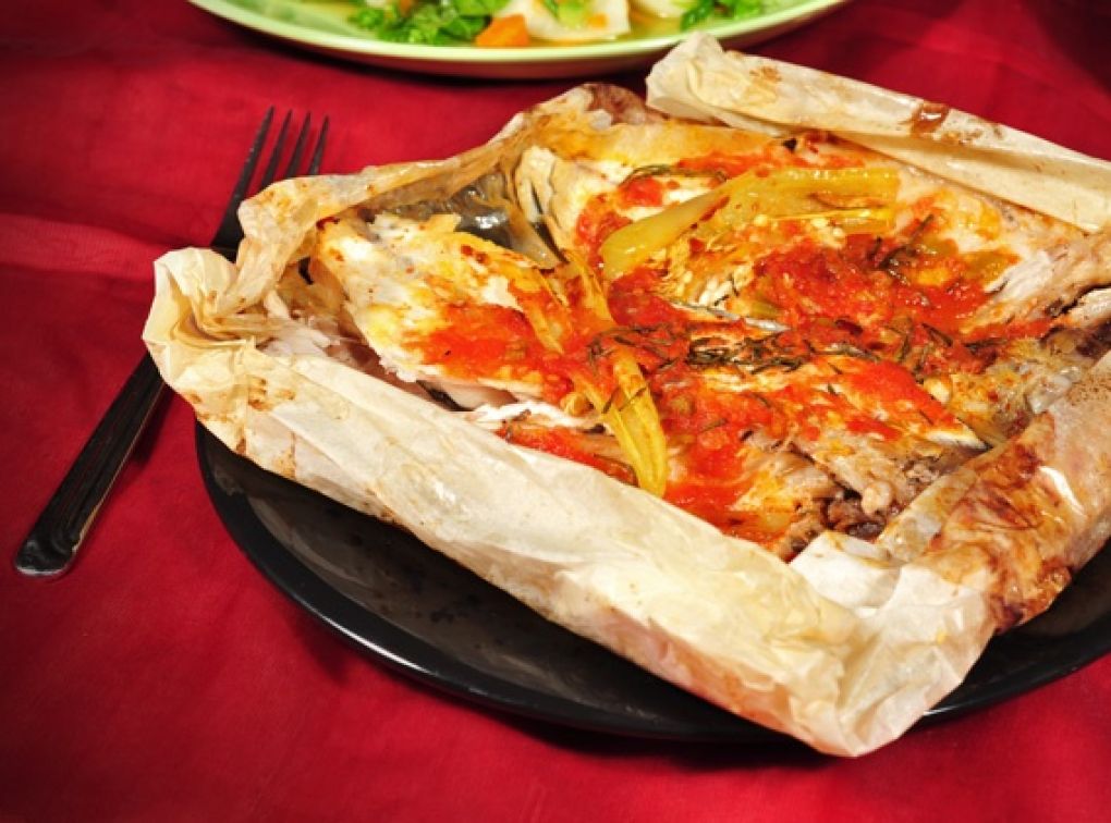 Kağıtta Rezeneli Domates Soslu Çipura