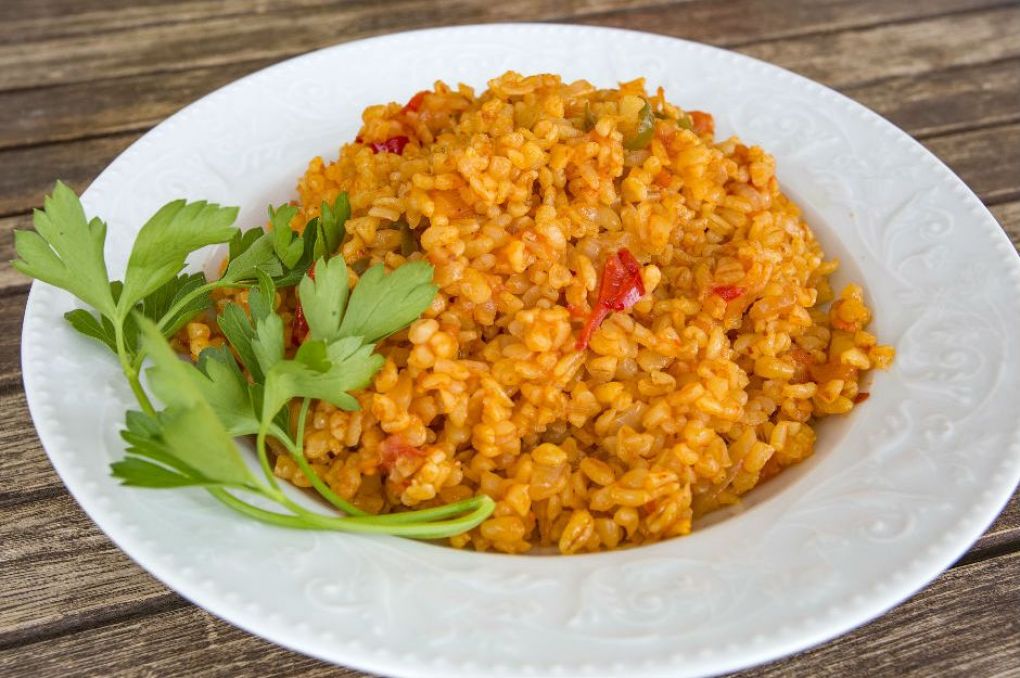 O’na Kırmızı Çok Yakışıyor: Domatesli Biberli Bulgur Pilavı