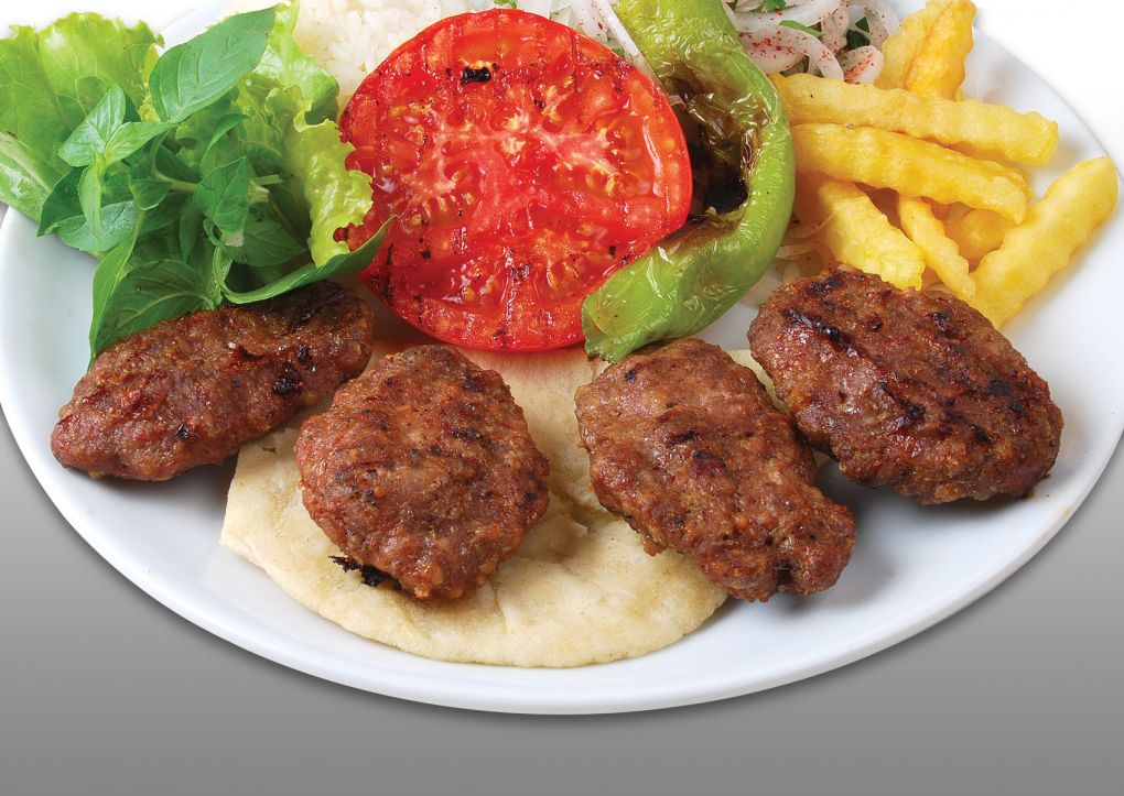 Pilavı Yanında Izgara Köfte