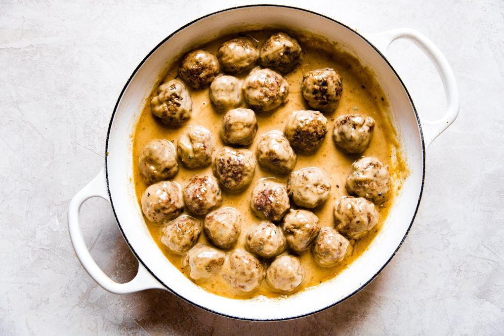 Sosuyla Bütünleşen İsveç Köftesi