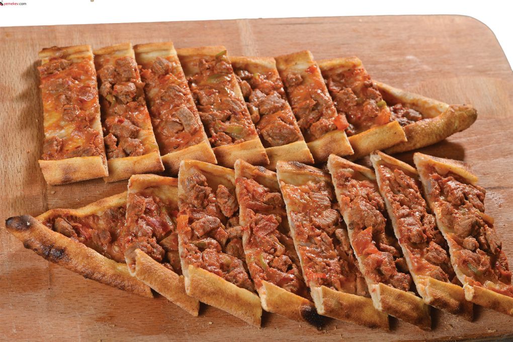 Yanında Ayran Kuşbaşılı Pide