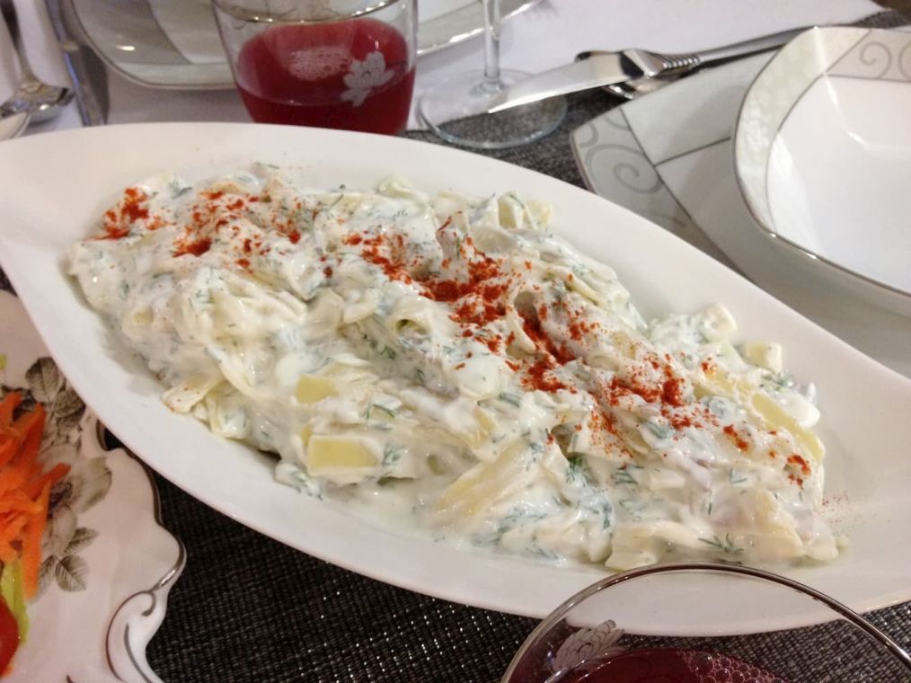 Yoğurtlu Erişte Salatası